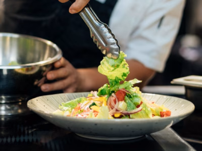 Cómo montar un negocio gastronómico rentable en Bolivia: equipos clave, inversión y estrategia para crecer