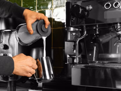 ¿Qué cafetera profesional elegir para tu negocio? Comparativa entre cafeteras espresso y equipos para cafetería